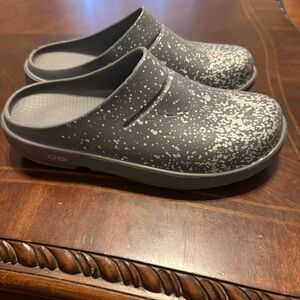 OOFOS Women's Gray Speckled Slippers